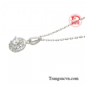 Đây là món trang sức tinh tế tao nhã mà phái đẹp không thể cưỡng lại, giúp nàng thêm phần dịu dàng, thanh lịch, và có một sức hút kỳ lạ với nửa kia.