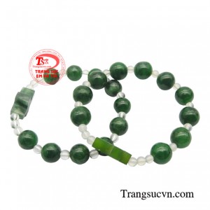 Sự kết hợp giữa jadeite xanh ngọc và thánh giá tạo nên một sản phẩm không chỉ đẹp về mặt thẩm mỹ mà còn mang giá trị tâm linh sâu sắc.
