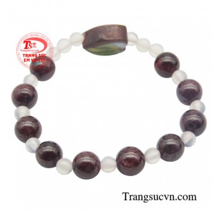 Khi đeo chuỗi mân côi Garnet, các bé sẽ được bảo vệ khỏi những điều xui xẻo và luôn tràn đầy năng lượng tích cực.