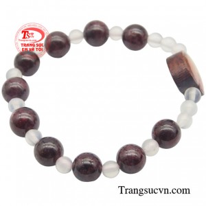 Chuỗi mân côi Garnet được thiết kế với kích thước phù hợp với tay của trẻ em, giúp các bé dễ dàng cầm nắm và cầu nguyện.