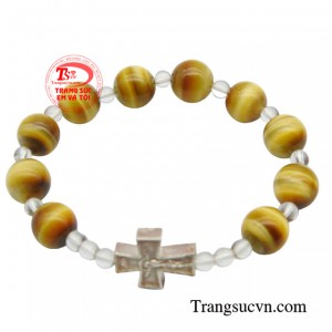 Đá mắt hổ giúp đem lại sự may mắn và bình an khiến chủ nhân có bản lĩnh hơn, sẵn sàng đối đầu với khó khăn, thử thách.