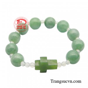 Đồng thời, những lời kinh mân côi được lẩm nhẩm trên từng hạt ngọc sẽ giúp bạn thanh tịnh tâm hồn, xua tan đi những lo âu, phiền muộn và hướng đến những điều tốt đẹp trong cuộc sống.
