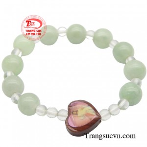 Khi đeo Ngọc cẩm thạch được tin là có khả năng hỗ trợ tăng cường sức đề kháng, giảm stress và cải thiện chất lượng giấc ngủ cho bé.