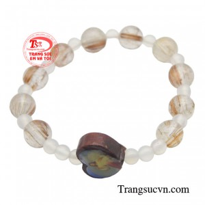 Chuỗi mân côi thạch anh tóc trẻ em được ví như lá bùa giúp cho các bé tránh được tà khí, vận xui và giúp bé ngủ ngon.