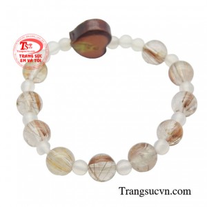 Chuỗi mân côi được chế tác từ đá thạch anh với năng lượng thanh tịnh, giúp trẻ an tâm, bình an và xua tan những lo âu, bực bội.