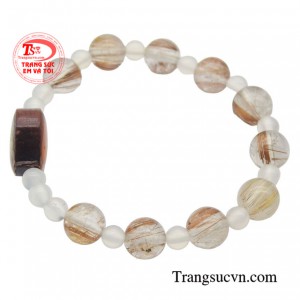 Khi đeo chuỗi mân côi cho bé chính là cầu nối giúp trẻ kết nối với Thiên Chúa, nuôi dưỡng lòng tin và bồi đắp tâm hồn ngay từ khi còn nhỏ. 