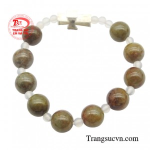 Mỗi hạt ngọc trong chuỗi đều được chế tác tỉ mỉ từ những viên đá jadeit tự nhiên, mang trong mình tinh hoa đất trời và nguồn năng lượng thanh tịnh.