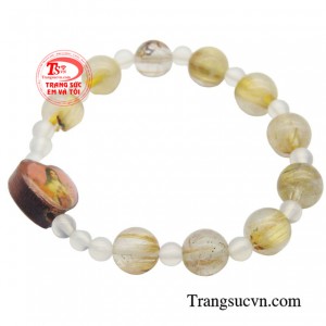 Việc sử dụng chuỗi mân côi giúp bé làm quen với việc cầu nguyện, hướng thiện từ nhỏ. 