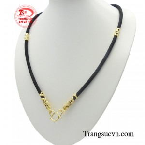 Khi kết hợp dây cao su đeo cổ bọc vàng cùng các loại trang phục hàng ngày sẽ giúp bạn thể hiện được nét lịch lãm và phong cách của phái mạnh.