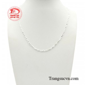 Dây chuyền bạc nữ cuốn hút được sử dụng như một phụ kiện để tôn lên vẻ ngoài của người phụ nữ.