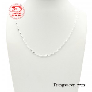 Dây chuyền bạc nữ kiều diễm sẽ giúp các nàng trở nên nổi bật bởi vẻ đẹp lạ mắt đầy cuốn hút mà nó mang lại.