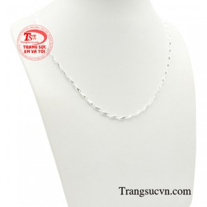 Chỉ với những đường nét lạ mắt này đã giúp chiếc dây chuyền bạc trở nên độc đáo, tinh tế, nâng tầm vẻ đẹp nữ tính của các nàng.