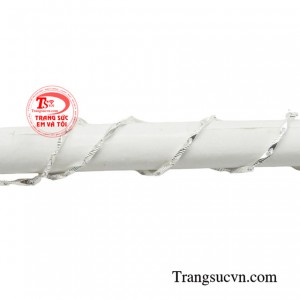 Nếu bạn đang tìm kiếm một món trang sức có thể tôn vinh vẻ đẹp cùng thần thái sang trọng của bản thân thì đừng bỏ qua chiếc dây chuyền bạc này nhé.