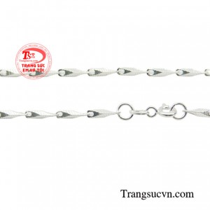 Sự mới lạ trong thiết kế sẽ là bí quyết để nàng chinh phục mọi ánh nhìn.