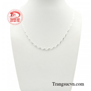 Dây chuyền bạc nữ tinh khôi từ lâu đã trở thành món phụ kiện không thể thiếu, tô điểm cho vẻ đẹp của phái nữ.