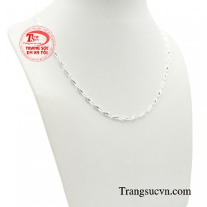 Chất liệu bạc tinh tế, sáng bóng cùng với thiết kế đa dạng, phong phú, mang đến cho các quý cô sự lựa chọn hoàn hảo để thể hiện phong cách và cá tính riêng biệt.
