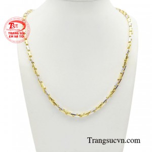 Dây chuyền nam phong độ uy quyền là sự kết hợp giữa hai sắc vàng này với nhau tạo nên một tổng thể hài hòa, độc đáo, vừa cổ điển vừa hiện đại, phù hợp với mọi phong cách.