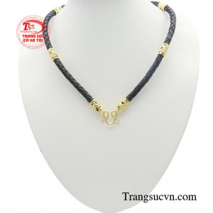 Dây da bọc vàng rồng phong cách không chỉ là phụ kiện thông thường, mà còn là biểu tượng cho sự sang trọng, đẳng cấp và thời thượng.