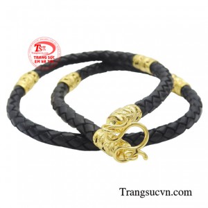 Nổi bật trên chiếc dây dây da là hình ảnh rồng được chạm khắc tinh xảo nhằm tôn lên phong cách uy quyền của phái mạnh.