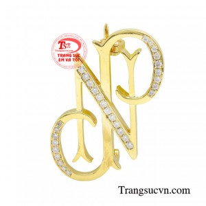 Ghim cài áo khắc tên được làm từ chất liệu vàng 18k có độ bền cao, luôn giữ được vẻ đẹp sang trọng cùng với ánh vàng lấp lánh nhằm tôn lên vẻ đẹp cho người đeo.