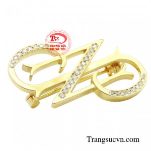 Mỗi chiếc ghim cài áo đều được khắc tên theo yêu cầu để phù hợp với phong cách, mục đích của khách hàng.