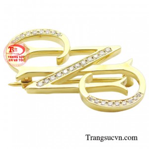 Đeo một chiếc ghim khắc tên lên áo nó sẽ thể hiện được sự độc đáo, đẳng cấp, quan tâm từ phía người đối diện.