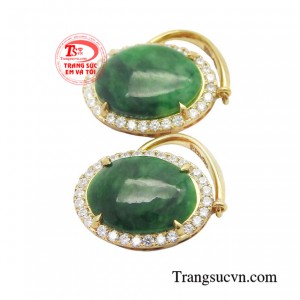 Ngọc cẩm thạch được xem là biểu tượng của sự may mắn, bình an và sức khỏe cho người đeo.