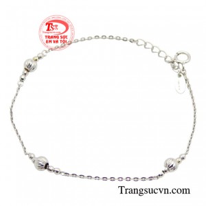 Lắc tay 10k vàng trắng mang đến vẻ đẹp sang trọng, bền màu và không bị xỉn màu theo thời gian.