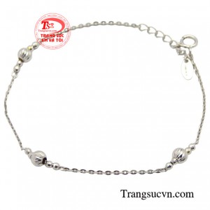 Chính vì vậy mà khi đeo chiếc lắc có thể kết hợp với nhiều trang phục khác nhau, từ phong cách thường ngày đến phong cách sang trọng.