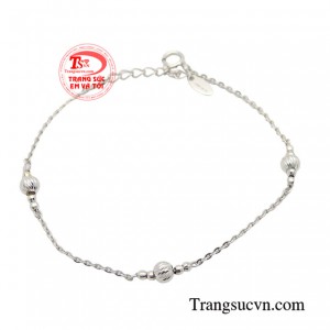 Chiếc lắc được thiết kế nhẹ nhàng, thanh lịch phù hợp với những cô nàng yêu thích sự nhẹ nhàng nhưng không kém phần sang trọng.