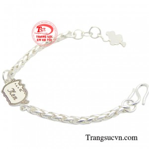 Điểm nổi bật của chiếc lắc là khắc tên em bé đó như lời nhắc nhở về tình yêu thương của bố mẹ dành cho bé.