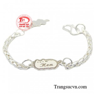 Từ lâu, mọi người đã sử dụng bạc trong đời sống, vừa hợp thời trang mà còn có nhiều lợi ích.