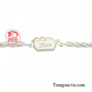 Chiếc lắc bạc này không chỉ mang đến vẻ năng động, tươi tắn mà còn có công dụng cản gió, kháng khuẩn bảo vệ sức khỏe trẻ nhỏ.