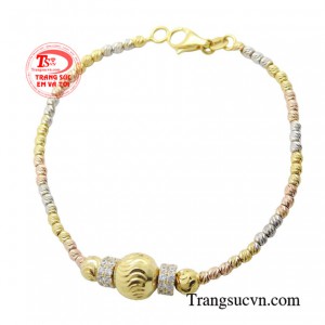 Lắc tay bi quý cô kiêu sa được chế tác từ vàng 18K ý không chỉ sở hữu vẻ đẹp sang trọng, mà còn có độ bền cao, khả năng chống xước và chống phai màu tốt, đảm bảo độ sáng bóng lâu dài theo thời gian.