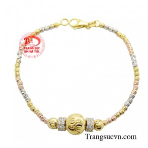 Khi đeo chiếc lắc không chỉ là món phụ kiện thời trang cao cấp mà còn mang giá trị phong thủy, tượng trưng cho sự may mắn, tài lộc và thịnh vượng.