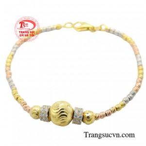 Nếu những cô nàng luôn để ý đến phong cách thời trang thì chiếc lắc bi chính là sự lựa chọn hoàn hảo.