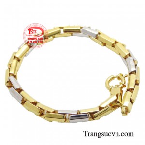 Chiếc lắc tay tạo cảm giác khỏe khoắn, cá tính nhưng cũng không kém phần sang trọng lịch lãm.