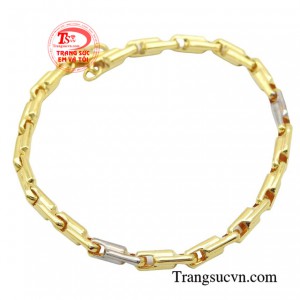 Lắc tay nam tự tin được thiết kế đơn giản, nhẹ nhàng phù hợp với phong cách của phái mạnh. 