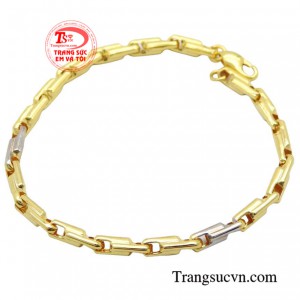 Chiếc lắc là sự kết hợp giữa vàng trắng và vàng màu mang đến vẻ đẹp sang trọng, hiện đại được các quý ông ưa chuộng bởi sự tinh tế và lịch lãm.