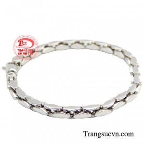 Vàng trắng luôn được xem là gam màu trang nhã, tinh tế, thể hiện đẳng cấp và sự thành công của người đàn ông.