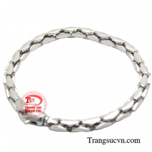 Sự kết hợp giữa các mắt xích với  nhau tạo nên một chiếc lắc tay mang phong cách mạnh mẽ giúp cho các anh luôn ự tin thể hiện mình. 
