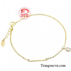 Sản phẩm có vẻ đẹp mong manh với những hoạ tiết đơn giản được kết nối với nhau mềm mại.