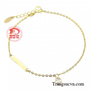 Lắc tay nữ thanh mảnh là một món đồ trang sức vô cùng quan trọng để thể hiện nét quyến rũ, giúp tô điểm thêm khí chất của người phụ nữ.