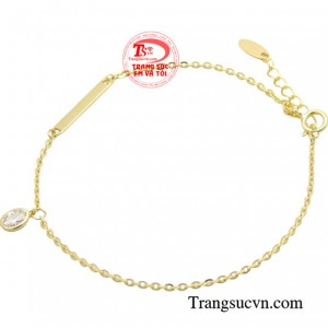 Mọi đường nét trên chiếc lắc tay hài hòa và tinh tế tạo một vòng tròn ánh sáng ôm lấy đôi tay ngà ngọc của các nàng. 