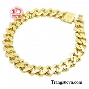 Lắc tay vàng nam thời thượng với thiết kế dây xích trơn đơn giản nhưng các chi tiết đều được chế tác rất tỉ mỉ, bề mặt được mài nhẵn, đánh bóng tạo độ sáng cho chiếc lắc.