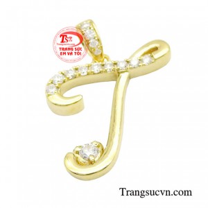 Với thiết kế mặt dây chữ T được cách điệu mềm mại, uyển chuyển, thể hiện sự thanh lịch và tinh tế.