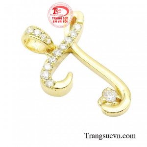 Nếu một cô nàng có tính cách mạnh mẽ, quyết đoán thì mặt dây chữ T chính là sựu lựa chọn hoàn hảo nhất.