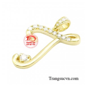 Hơn thế nữa mặt dây được gắn kết những viên kim cương lấp lánh, tỏa sáng rực rỡ giúp nàng thu hút mọi ánh nhìn.