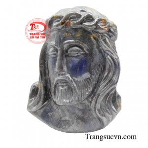 Mặt Chúa Giêsu saphire đẹp được chạm khắc tỉ mỉ từ đôi bàn tay của các nghệ nhân bởi  những viên đá saphire nguyên chất, mang trong mình vẻ đẹp lộng lẫy và sự thuần khiết của tự nhiên.