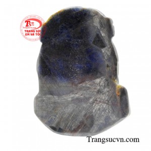 Đá saphire được tuyển chọn kỹ lưỡng, đảm bảo chất lượng và độ sáng bóng hoàn hảo.